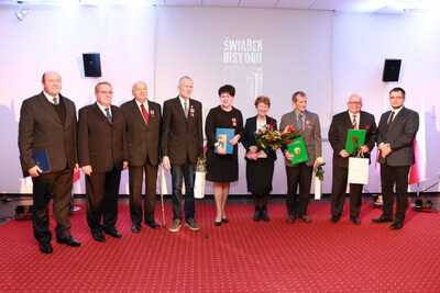Laureaci z wiceprezesem IPN Janem Basterem, dyrektorem Piotrem Kardelą i naczelnikiem Delegatury IPN w Olsztynie dr. hab. Karolem Sacewiczem