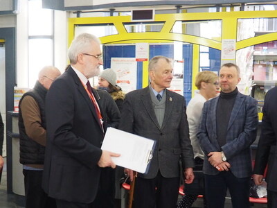 Eugeniusz Reducha - dyrektor białostockiego oddziału Poczty Polskiej, Tadeusz Chwiedź - Prezes okręgu białostockiego Związku Sybiraków i dr Marek Kietliński, dyrektor Archiwum Państwowego w Białymstoku