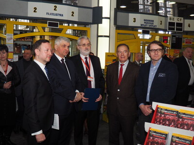 Od lewej stoją: Grzegorz Kurdziel, członek Zarządu Poczty Polskiej, Bohdan Paszkowski, Wojewoda Podlaski, Eugeniusz Reducha, dyrektor białostockiego oddziału Poczty Polskiej, prof. Nikołaj Iwanow, dr hab. Wojciech Śleszyński, dyrektor Muzeum Sybiru