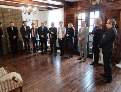 Zwiedzanie dworu Lutosławskich w Drozdowie