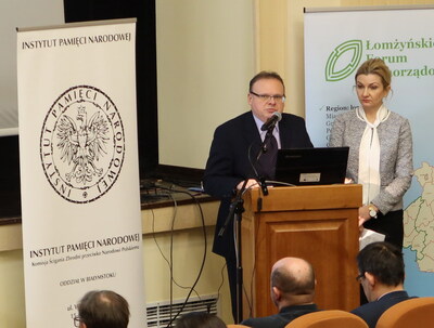 Otwarcie konferencji przez wiceprezydent Łomży dr. Agnieszkę Muzyk i naczelnika OBBH IPN w Białymstoku dr. hab. Krzysztofa Sychowicza