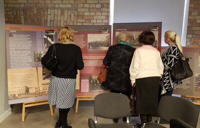 Goście zwiedzają wystawę poświęconą Florianowi Czarnyszewiczowi