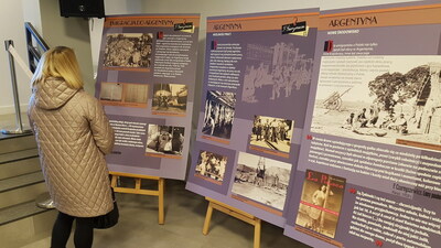 Goście zwiedzają wystawę poświęconą Florianowi Czarnyszewiczowi