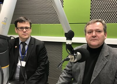 Autor książki „Ta nasza wolność. Reportaże historyczne” Dariusz Jarosiński i dr Paweł Warot, naczelnik OBEN IPN Białystok podczas „Rozmowy dnia” w Radiu Wilno