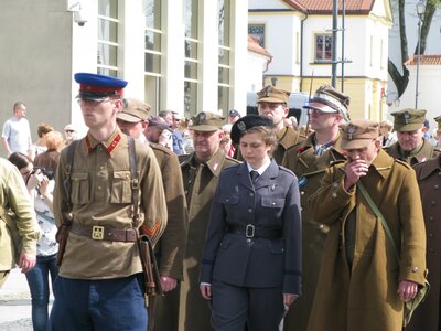 Rekonstruktorzy idący w Marszu Cieni