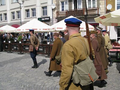 Nawet gości kawiarnianych ogródków Marsz skłaniał do zadumy