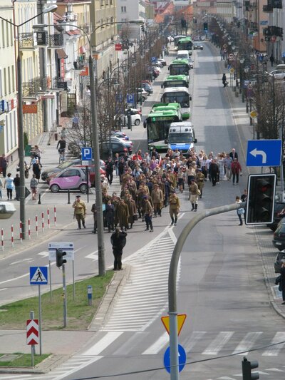 Uczestnicy Marszu przed kościołem św. Rocha - pomnikiem Niepodległości Ojczyzny