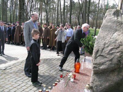 Wieniec w imieniu IPN złożyli Eugeniusz Korneluk i Przemysław Czyżewski