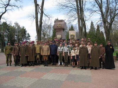 Wspólne zdjęcie rekonstruktorów i harcerzy
