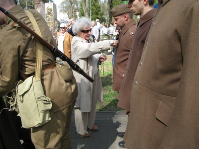 Kwiaty dla rekonstruktorów wręczała Elżbieta Zubrycka