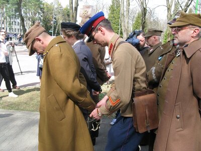 Symboliczna scena krępowania rąk przed egzekucją
