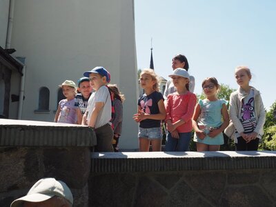 W otwarciu wystawy uczestniczyła grupka najmłodszych uczniów szkoły podstawowej