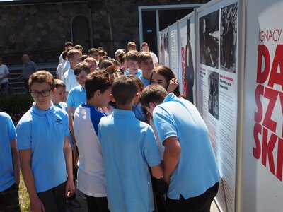 Uczniowie zwiedzający wystawę