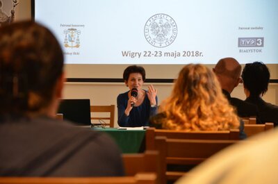 Emilia Świętochowska podczas wygłaszania referatu o kazaniach księży archidiecezji wileńskiej
