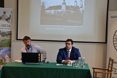 Łukasz Faszcza podczas wygłaszania referatu o postawie duchowieństwa Suwalszczyzny wobec niepodległości Polski. Obrady prowadzi dr Rafał Łatka