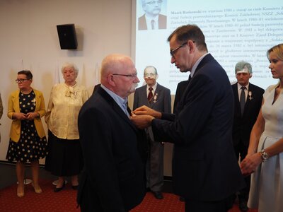 Odznaczenie dla Marka Rutkowskiego, organizatora strajków w Zambrowie, internowanego w stanie wojennym