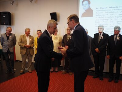 Antoni Pełkowski odebrał odznaczenie w imieniu nieżyjącego brata - ks. Wojciecha Pełkowskiego