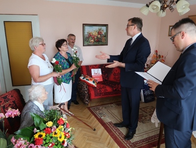 Odczytanie aktu przyznania Krzyża Komandorskiego OOP przez dr. Pawła Warota