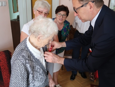 Odznaczenie wręczył dr Jarosław Szarek, Prezes IPN