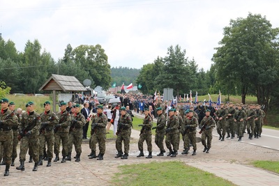 Przemarsz uczestników uroczystości pod pomnik