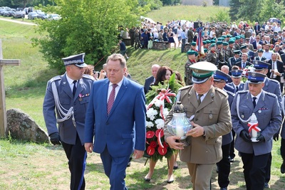 Delegacje podchodzą pod wzgórze celem oddania czci Ofiarom