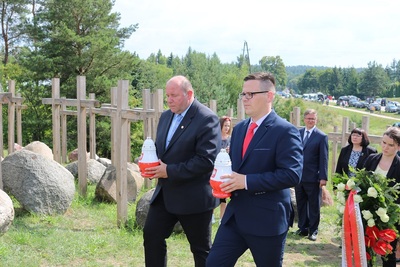 W imieniu Oddziału IPN w Białymstoku kwiaty i znicze złożyli Dyrektor dr hab. Piotr Kardela wraz z Naczelnikiem dr Pawłem P. Warotem
