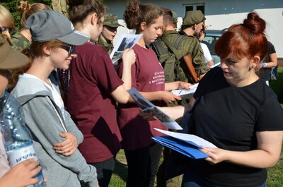 Rozpoczęcie Rajdu. Uczestnicy otrzymują materiały informacyjne, mapy oraz pierwsze zadania przygotowane przez pracownika Oddziału IPN w Białymstoku