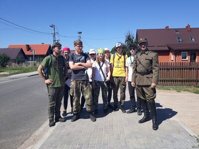 Szwadron w trasie. Przed Księżym Laskiem do harcerzy dołączył partyzant