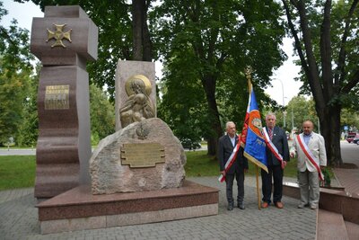 Uczestnicy uroczystości przy pomniku Ofiar Mordu Katyńskiego w Białymstoku