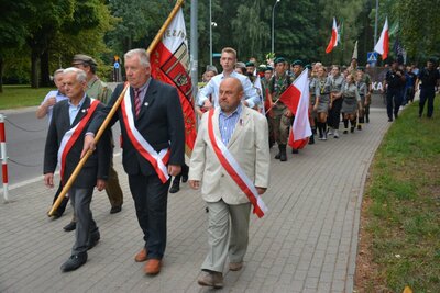 Pod pomnik „Inki” poprowadził zebranych poczet sztandarowy Klubu Internowanych Więzionych i Represjonowanych