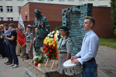Młodzież przy pomniku „Inki”