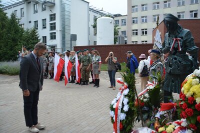 Kwiaty w imieniu Oddziału IPN w Białymstoku złożył dr Łukasz Lubicz-Łapiński z Oddziałowego Biura Edukacji Narodowej