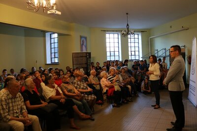 Wprowadzenie do przeglądu filmów przygotowali Magdalena Dzienis – Todorczuk oraz dr Paweł Warot –  pracownicy Oddziału IPN w Białystoku