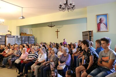 Sybiracy oraz uczniowie szkół podstawowych uczestniczący w spotkaniu