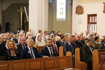 Zgromadzeni przed mszą świętą w intencji Sybiraków