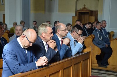 Uczestnicy uroczystości podczas mszy św.