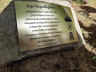 Tablica przy dębie Niepodległości