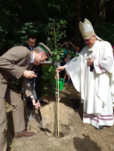Dąb sadzą:  dyrektor Regionalnej Dyrekcji Lasów Państwowych Mariusz Orzechowski i naczelnik Delegatury IPN w Olsztynie dr hab. Karol Sacewicz