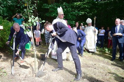 Dąb sadzą: marszałek województwa Marek Brzezin oraz wojewoda warmińsko-mazurski Artur Chojecki