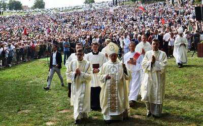 W drodze do miejsca zasadzenia dębu uczestnicy mszy świadkami tego wydarzenia