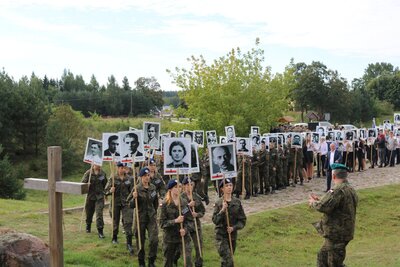 Harcerze w drodze na Górę Krzyży