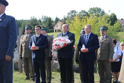 Kwiaty złożyli przedstawiciele Oddziału IPN w Białymstoku: dyrektor – dr hab. Piotr Kardela, naczelnik OBEN – dr Paweł Warot, naczelnik OBBH – dr hab. Krzysztof Sychowicz