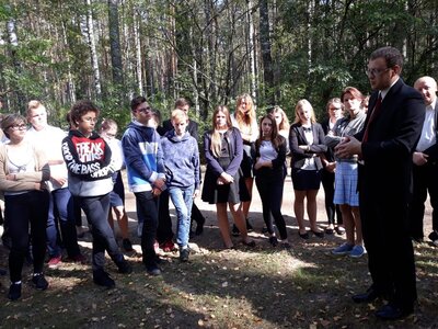 Jarosław Wasilewski z białostockiego oddziału IPN podczas rajdu opowiada o  szeroko zakrojonej akcji pacyfikacyjnej na terenie Puszczy Augustowskiej i jej okolicach