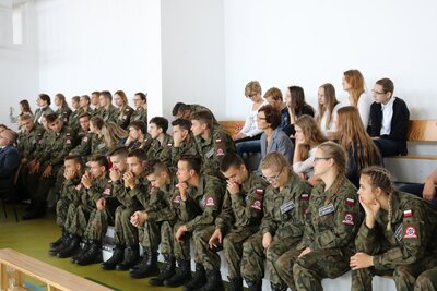 Harcerze w oczekiwaniu na występ artystyczny