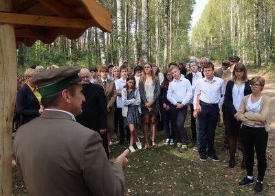 Młodzież z zainteresowaniem wysłuchała historii o powstaniu ścieżki edukacyjnej