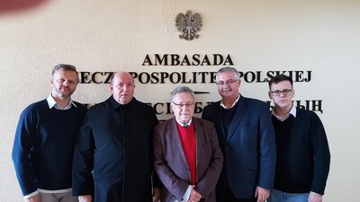 Delegacja IPN w ambasadzie RP w Astanie. W środku ambasador prof. dr hab. Selim Chazbijewicz