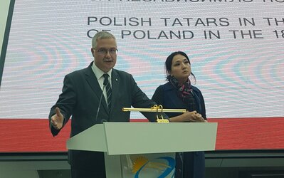 Zastępca dyrektora BEN dr W. Brenda prezentujący zarys polskich dążeń niepodległościowych w XX w.