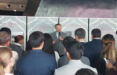 Dr Łukasz Lubicz-Łapiński prezentujący wystawę