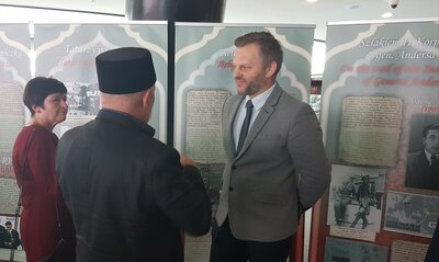 Dr Ł. Lubicz-Łapiński w rozmowie z przedstawicielem społeczności tatarskiej w Kazachstanie i ambasadorem Czech