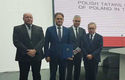 Wiceminister spraw zagranicznych Kazachstanu (drugi od lewej) po przekazaniu listu Prezesa IPN